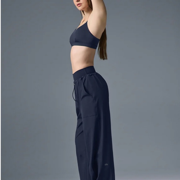 Alo Yoga Megastar Cargo Pant - limited edition - Navy. XS - Picture 7 of 7